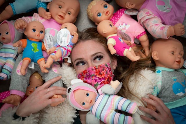 Bonecas-1 🧸 Bonecos no Lugar de Pessoas? O Perigo de Substituir o Amor Verdadeiro pela Ilusão Artificial