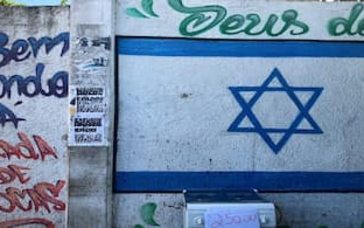 Muro no Complexo de Israel, comunidade do Rio de Janeiro onde traficantes associam práticas religiosas ao domínio territorial, misturando símbolos cristãos e judaicos à cultura do tráfico.